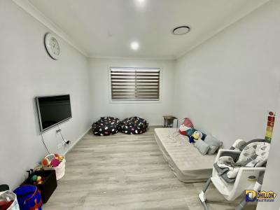 Modern Living - Immaculate Home in Minto