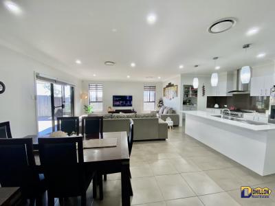 Modern Living - Immaculate Home in Minto