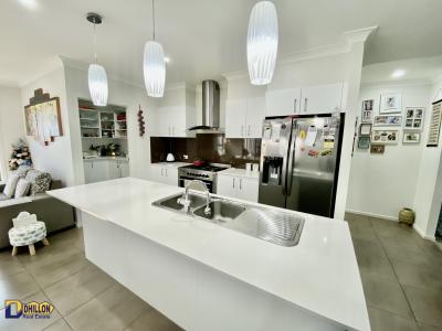 Modern Living - Immaculate Home in Minto