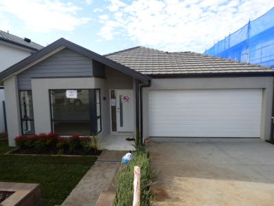 Modern Family home in MOOREBANK