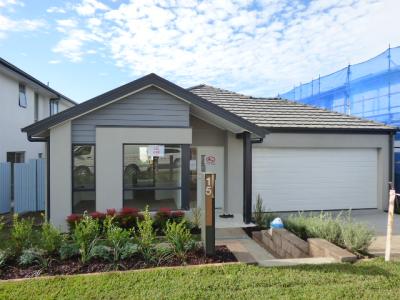 Modern Family home in MOOREBANK